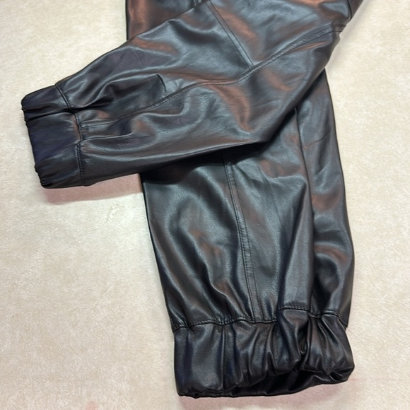 Madden NYC Juniors Faux Leather Jogger Pants Black Buttery Soft Cargo Size M - Picture 9 of 11